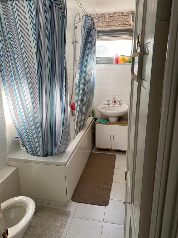 First Choice Panzió Great Harrowden Kültér fotó